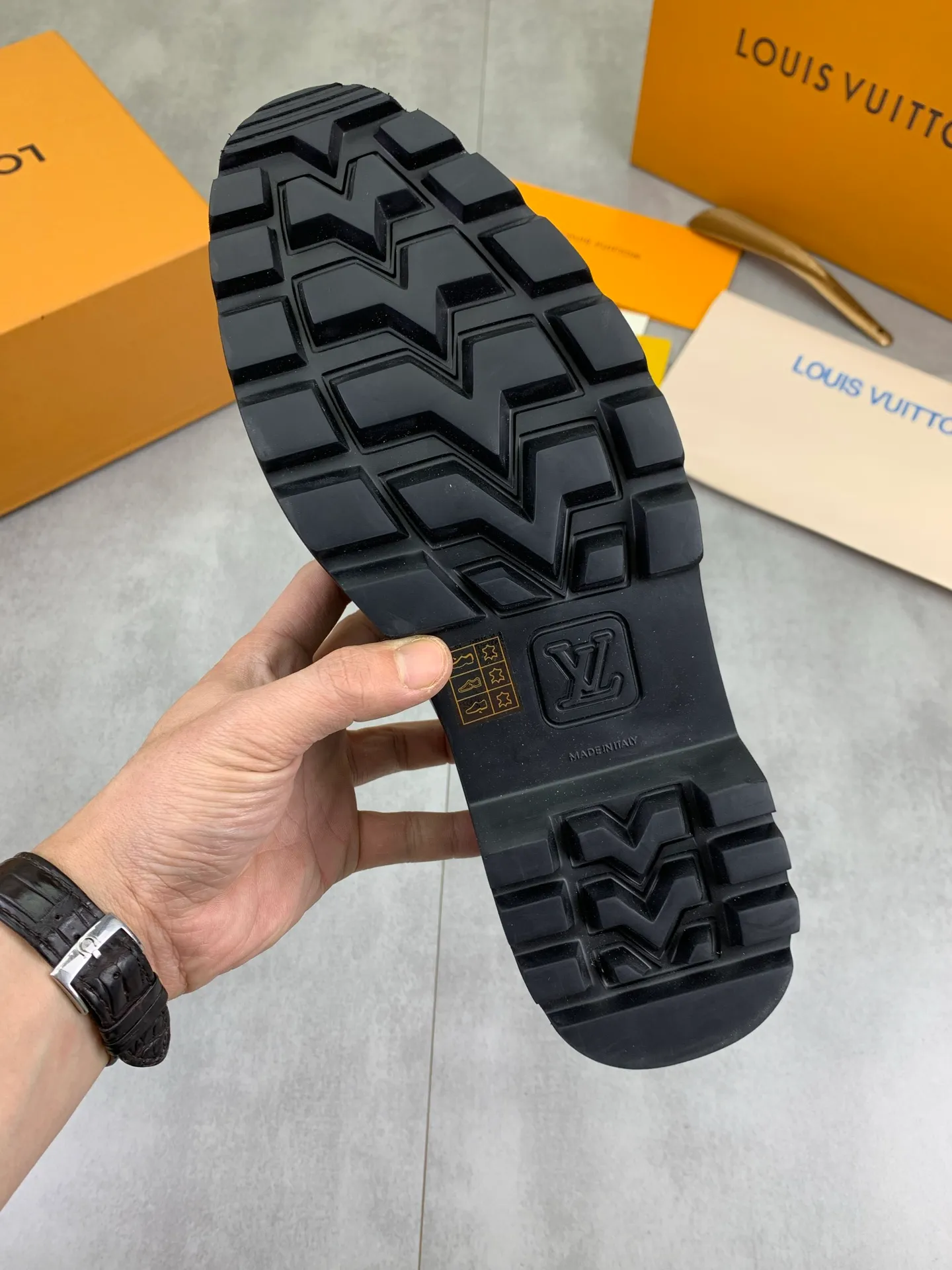Factory price P820 💎💎💎Top version LOUIS VUITTON [Louis Vuitton] - LV men's business casual leather shoes, luxurious and noble 👞All imported original cowhide, just to create a more comfortable wearing experience, upper: original high-end calfskin➕Imported soft cowhide lining, original lightweight foam outsole✔️Color: 3️⃣colors available Size: 39-44 (38.45 46 can be customized (non-returnable)